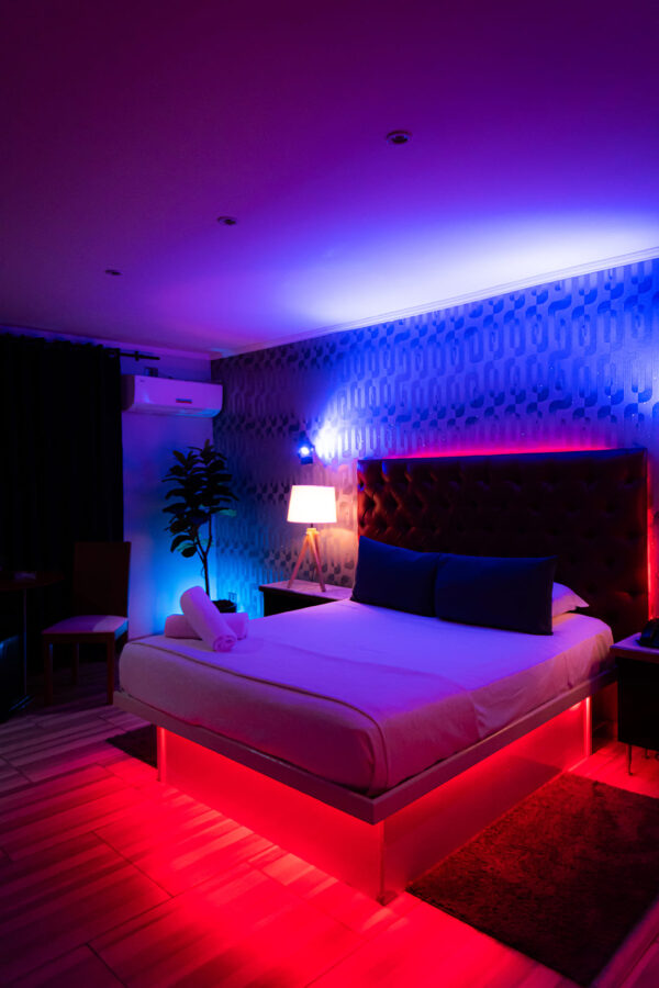 Cama de la suite vip sado del amor amor con toallas ordenadas