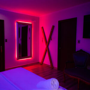 Suite sado, con cama, espejo y cruz sado